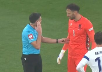 Live Finlandë-Shqipëri: Ndërhyrje e gabuar e Berishës, karton i kuq për gardianin, kuqezinjtë me 10 lojtarë (Video)