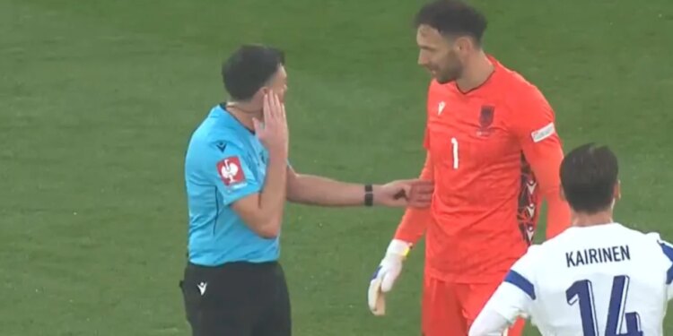 Live Finlandë-Shqipëri: Ndërhyrje e gabuar e Berishës, karton i kuq për gardianin, kuqezinjtë me 10 lojtarë (Video)