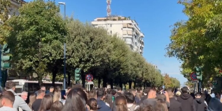 :Live/ Gjimnazistët e “Partizanit”, studentët e Mjekësisë, Politeknikut, thyhet dera e FSHN-së, nis marshimi drejt Ministrisë së Arsimit