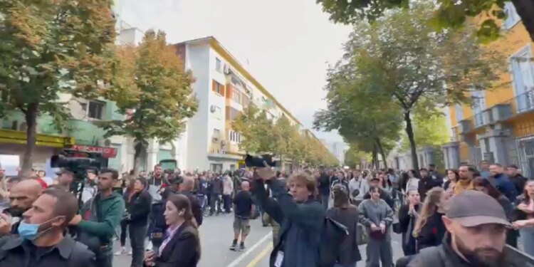 Live/ Nis protesta e studentëve përpara Ministrisë së Arsimit, hidhen vezë drejt godinës