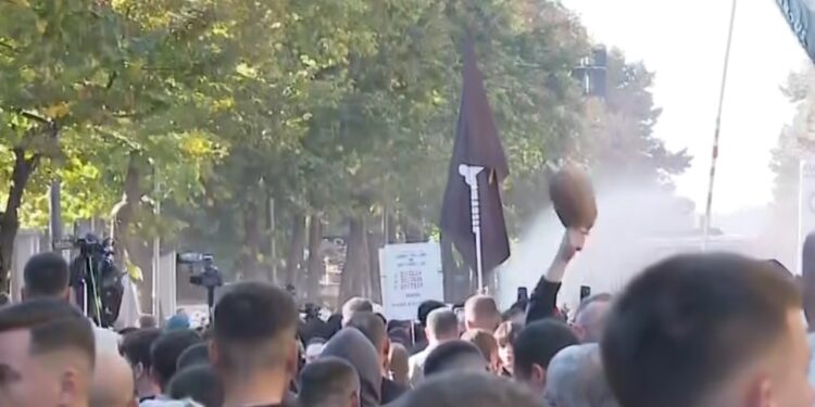 Live: Tensionohet situata në Ministrinë e Arsimit; pas 60 minutash ndërhyn policia, një protestuese në gjak