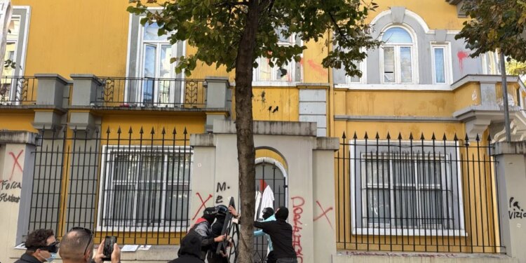 Live/ Tulla dhe sende të forta drejt Ministrisë së Arsimit, protestuesit hyjnë brenda rrethimit, ndërhyn policia