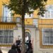 Live/ Tulla dhe sende të forta drejt Ministrisë së Arsimit, protestuesit hyjnë brenda rrethimit, ndërhyn policia