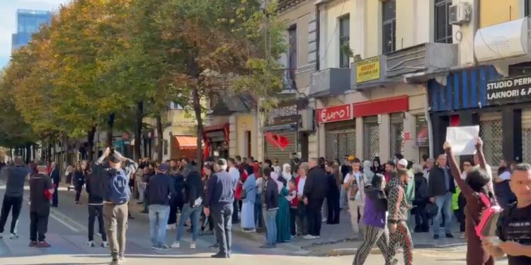 Live – Vetëm studentët: Rama n’burg, Berisha burg; protestuesit nuk i mirëpresin militantët e PD tek Ministria e Arsimit