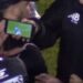 Lojtarët tregojnë videon në telefon, arbitri ndryshon vendimin pas 26 minutash kaos