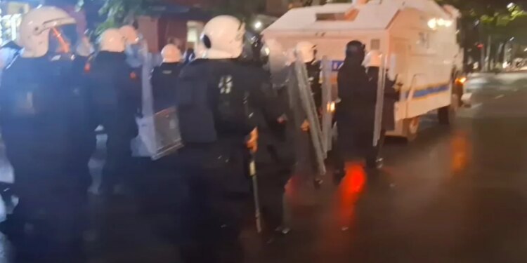 Lufta zhvendoset në Myslym Shyri; Policia ndjek protestuesit, fshihen në rrugica dhe hedhin molotovë ndaj autobotit të ujit