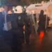 Lufta zhvendoset në Myslym Shyri; Policia ndjek protestuesit, fshihen në rrugica dhe hedhin molotovë ndaj autobotit të ujit