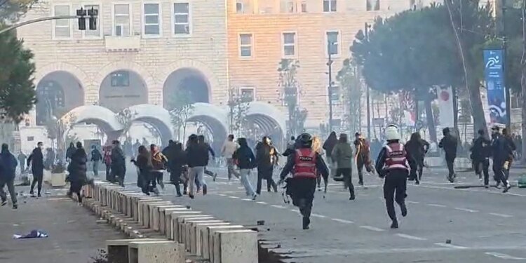 Luftë para Kryeministrisë dhe te Piramida, Policia me sprint për të kapur protestuesit