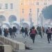 Luftë para Kryeministrisë dhe te Piramida, Policia me sprint për të kapur protestuesit