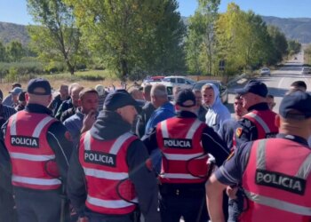 Luftë për ujin e Burimasit të Maliqit, banorët e fshatit bllokojnë rrugën e ndërtimit të ujësjellësit