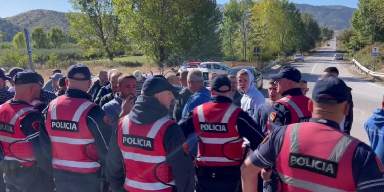Luftë për ujin e Burimasit të Maliqit, banorët e fshatit bllokojnë rrugën e ndërtimit të ujësjellësit