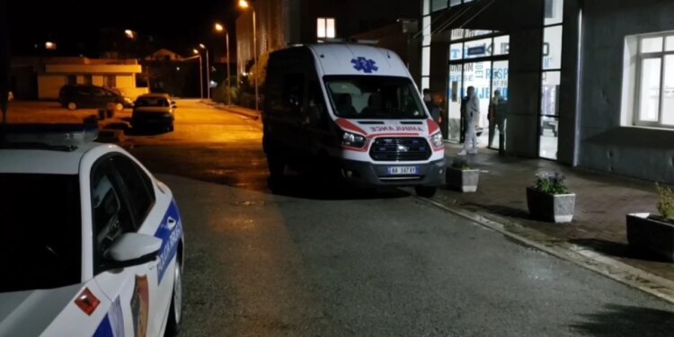 Makina përplas biçikletën e 40-vjeçarit në Berat dhe ikën; policia sekuestron kamerat e sigurisë, i plagosuri te Traumë