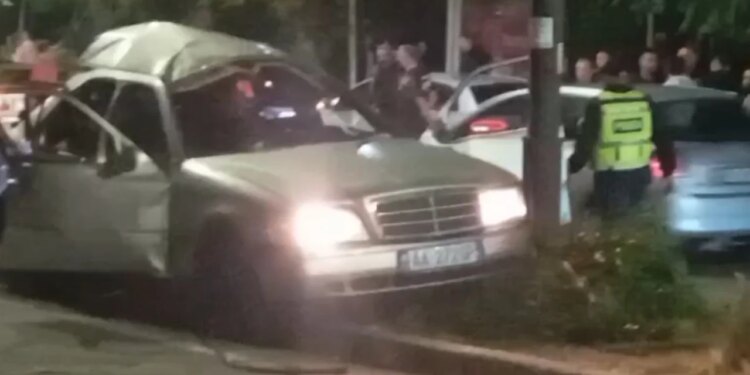 Makina shpërthen në ecje në Gjirokastër, policia dhe ambulanca në vendin e ngjarjes
