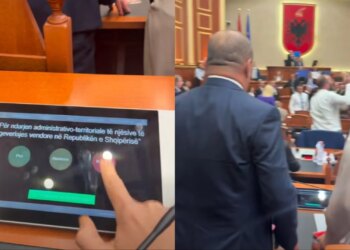 Marjana Koçeku publikon videon e votimit të ligjit për Hartën e re Territoriale Kundër dhe dritë e kuqe