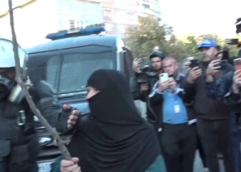 Mbështes të rinjtë: E moshuara e maskuar godet efektivët me shkop gjatë protestës
