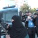 Mbështes të rinjtë: E moshuara e maskuar godet efektivët me shkop gjatë protestës