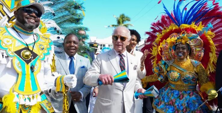Mbreti Charles vazhdon vizitën në Bahamas dhe përkujton katër marinsat e humbur në fundosjen e anijes HMBS Flamingo