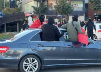 Mbyllet protesta në Lezhë: rreth 50 rinj, dëmtohen hapësira publike dhe shkatërrohet monumenti i librit të Gjergj Fishtës