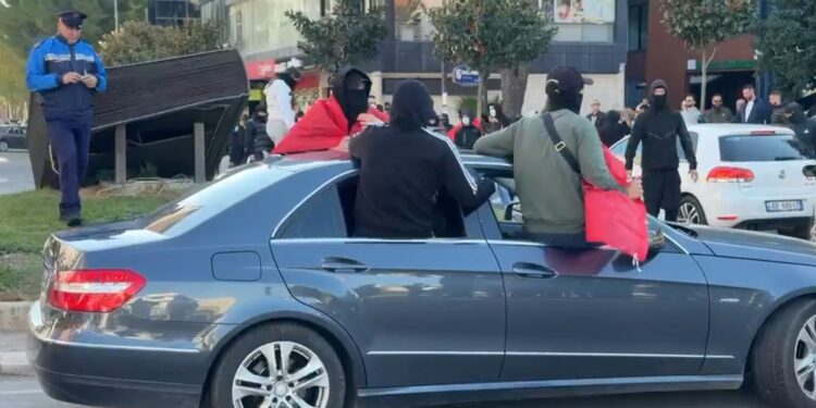Mbyllet protesta në Lezhë: rreth 50 rinj, dëmtohen hapësira publike dhe shkatërrohet monumenti i librit të Gjergj Fishtës