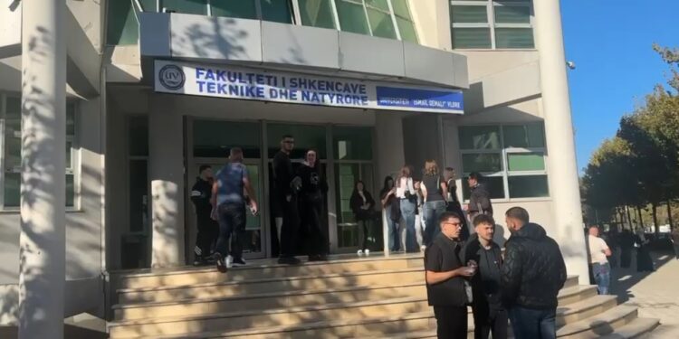 Me mbi 1500 studentë të rinj, Universiteti i Vlorës nis vitin akademik dhe zgjeron programet e studimit