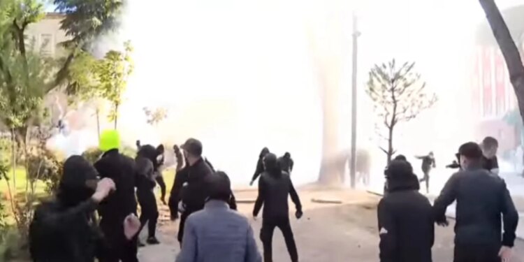 Me plumba gome, vazhdoni / Tjetër përballje mes protestuesve dhe policisë, nis tensioni te Kryeministria