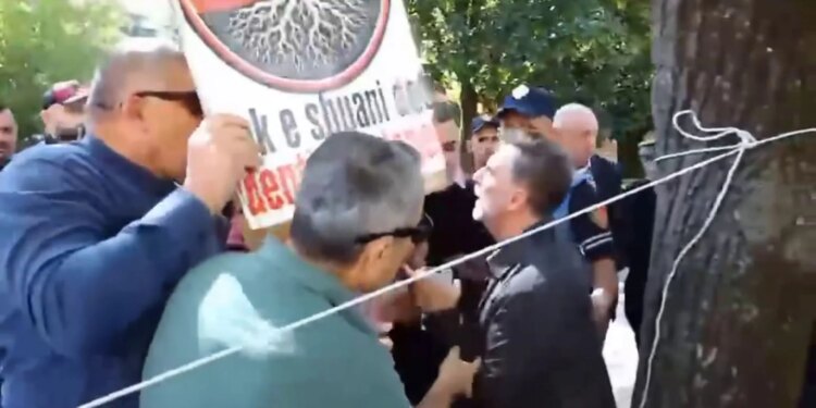 Memaliaj: Tensione në tubim, protestuesi tenton të godasë Erion Braçen me tabelë; deputeti: Dëgjova sharje dhe fyerje, shkova…