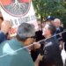 Memaliaj: Tensione në tubim, protestuesi tenton të godasë Erion Braçen me tabelë; deputeti: Dëgjova sharje dhe fyerje, shkova…