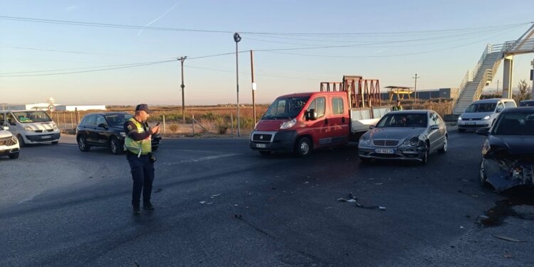 Mëngjesi në Lushnjë nis me aksident: përplasen dy automjete në autostradë