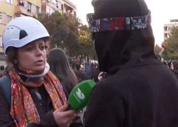 Mesazhe dashurie në kohë lufte, i riu i maskuar i dërgon sinjale njeriut të zemrës përmes Shqipëria Live
