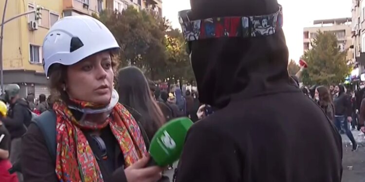 Mesazhe dashurie në kohë lufte, i riu i maskuar i dërgon sinjale njeriut të zemrës përmes Shqipëria Live