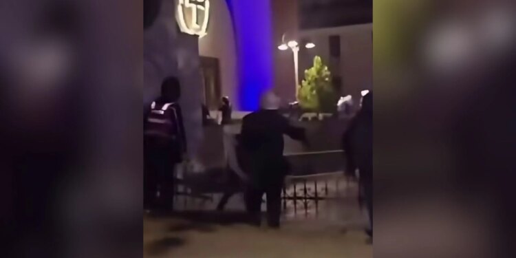 Metropoliti Anastas i Korçës për përplasjen në Katedralën Ngjallja e Krishtit: Policia, rikthehuni në ligj, ndaloni dhunën