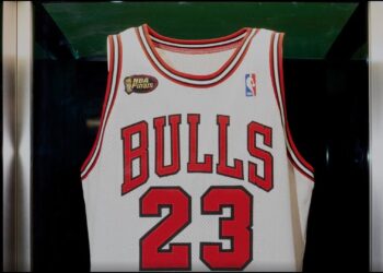 Michael Jordan vendos rekord: sa është shitur fanella që e veshi në 1998