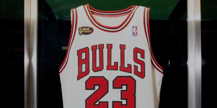 Michael Jordan vendos rekord: sa është shitur fanella që e veshi në 1998