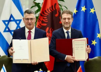Ministri izraelit Gideon Sa’ar në Tiranë nënshkruan marrëveshjen ndërqeveritare me Ferit Hoxhën