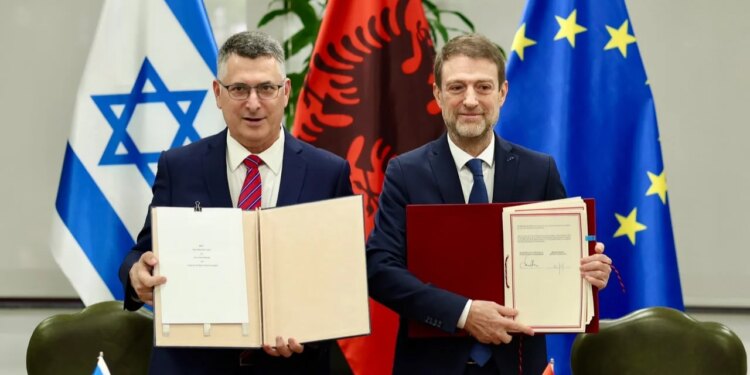 Ministri izraelit Gideon Sa’ar në Tiranë nënshkruan marrëveshjen ndërqeveritare me Ferit Hoxhën