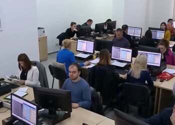 Ministria e Arsimit miraton rregulla për nëpunësit: veshje, makijazh, telefoni i fikur, sjellje dhe për veprimtari të jashtme