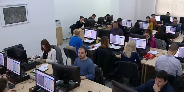 Ministria e Arsimit miraton rregulla për nëpunësit: veshje, makijazh, telefoni i fikur, sjellje dhe për veprimtari të jashtme