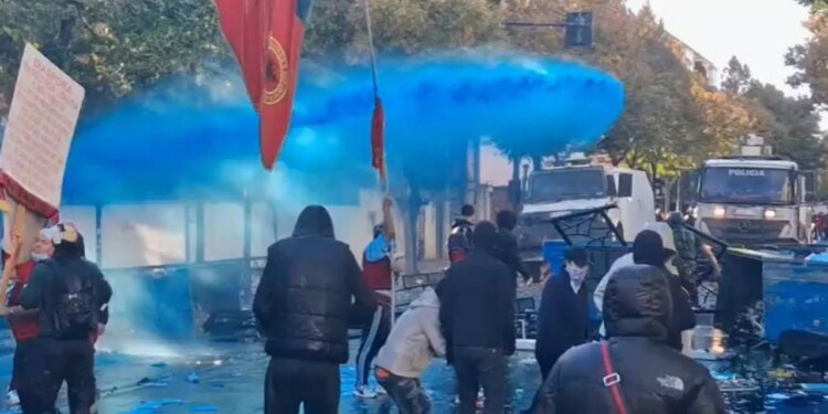 Ministria e Shëndetësisë jep njoftimin më të fundit për protestën: 17 efektivë policie dhe 2 protestues po ekzaminohen