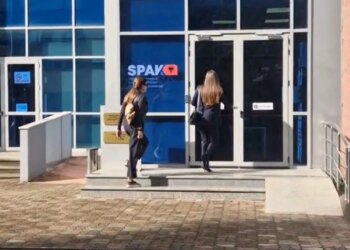 Mirlinda Karçanaj, e shoqëruar nga avokatja e saj, paraqitet në SPAK