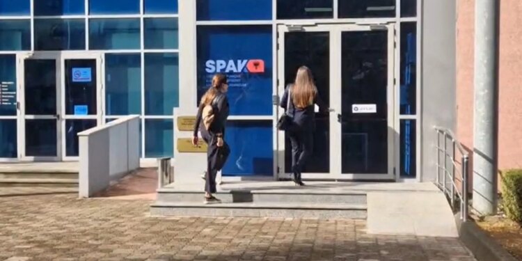 Mirlinda Karçanaj, e shoqëruar nga avokatja e saj, paraqitet në SPAK