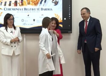 Mjekësia: 596 studentë betohen, nisin studimet; ceremonia e bluzës së bardhë dhe mesazhet për humanizmin