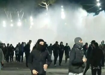 Molotovët hidhen drejt autoboteve, policët i përgjigjen me ujë