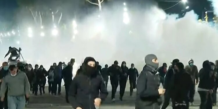 Molotovët hidhen drejt autoboteve, policët i përgjigjen me ujë