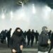 Molotovët hidhen drejt autoboteve, policët i përgjigjen me ujë
