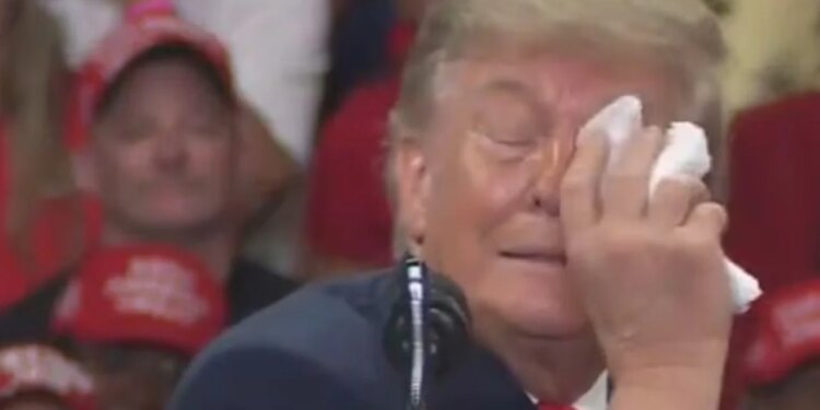 Momenti i pazakontë në tubimin elektoral të Trump: ndaloi fjalimin nga syri, Do thonë që jam i sëmurë