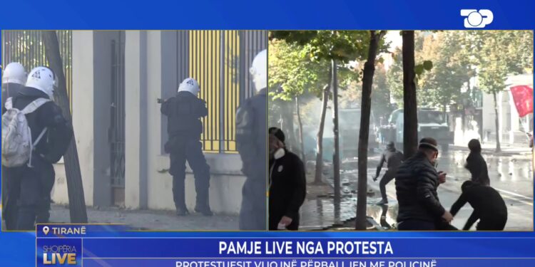 Momenti kur qëllon live drejt protestuesve me plumb gome, disa kolegë të pajisur me armë të posaçme