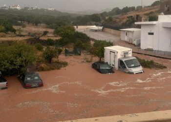 Moti i keq në Kretë: përmbyten shtëpi, shembet ura dhe një çift përfundon në spital