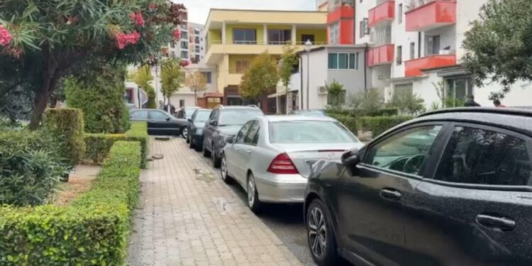 Moti i keq shkakton ndërprerje energjie në disa zona të Lezhës; rrjeti i ri i kullimit shmang përmbytjet