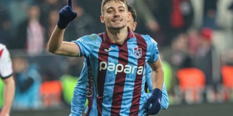 Muçi nuk i shpëton dot tifozëve të Trabzonspor, sulmuesi shqiptar jep foto dhe autografe