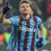 Muçi nuk i shpëton dot tifozëve të Trabzonspor, sulmuesi shqiptar jep foto dhe autografe
